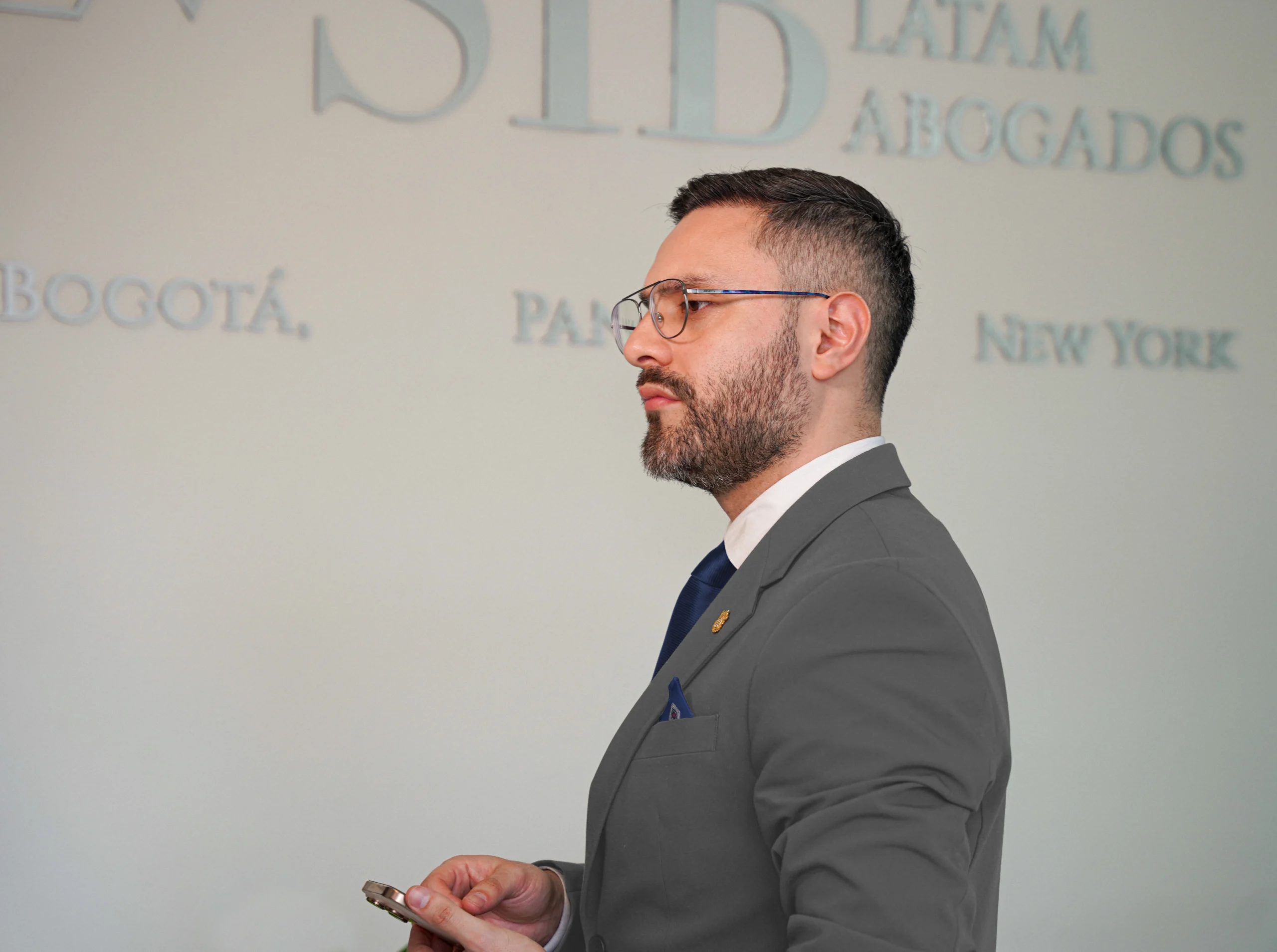 Dr. Camilo, CEO de MiConvalidacion.com, experto en convalidación de títulos en Colombia